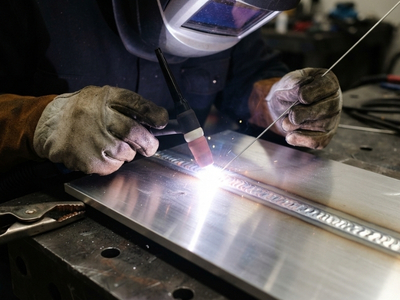 Mann ist beim Aluminium schweißen
